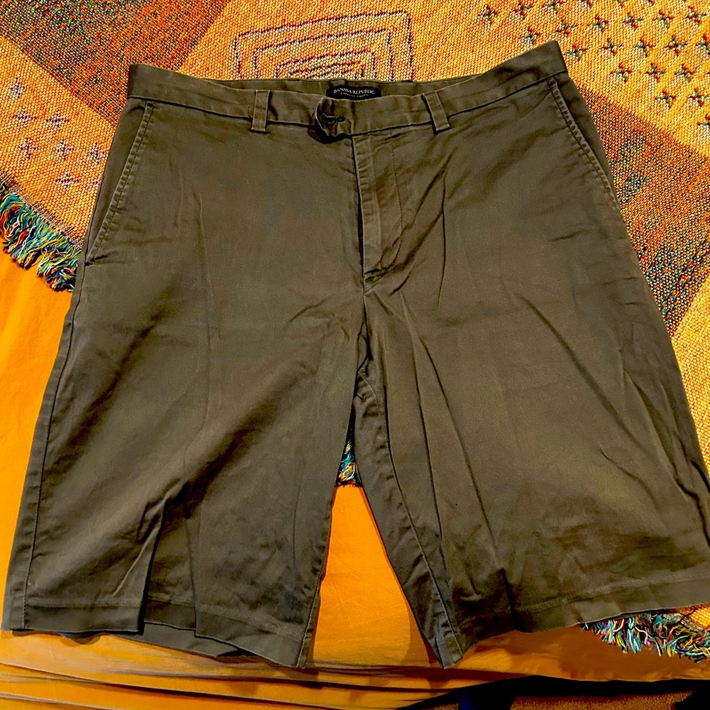 Great forest green banana republic shorts size 33